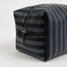 Trousse Wednesday CERDÁ posée sur une surface avec accessoires de beauté à côté
