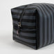 Trousse Wednesday CERDÁ posée sur une surface avec accessoires de beauté à côté