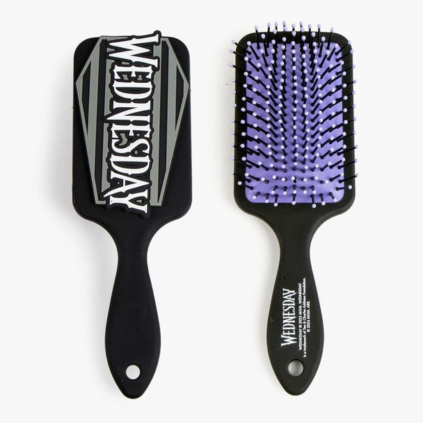 Zoom sur les poils flexibles de la brosse Wednesday pour un démêlage en douceur
