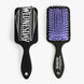 Zoom sur les poils flexibles de la brosse Wednesday pour un démêlage en douceur