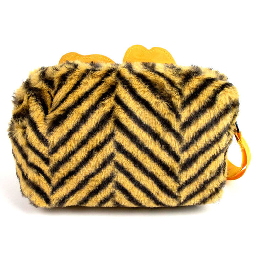 Image de la trousse vanity Le Roi Lion posée sur une surface blanche mettant en valeur ses dimensions compactes.