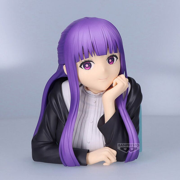 Vue latérale de la figurine Fern BANPRESTO montrant la posture dynamique et les accessoires
