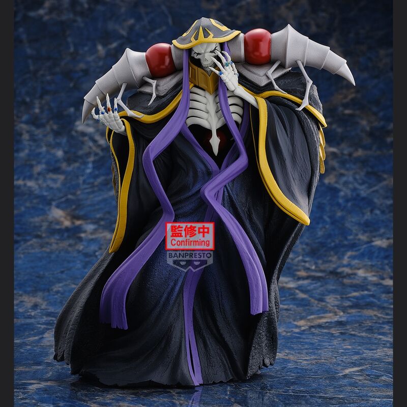 Profil gauche de la figurine Ainz Ooal Gown montrant les détails de la cape et armure