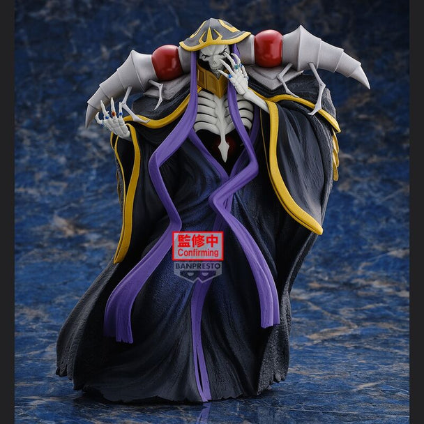 Profil gauche de la figurine Ainz Ooal Gown montrant les détails de la cape et armure