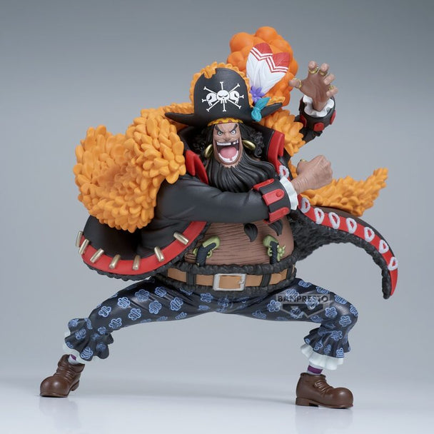 Vue latérale gauche de la figurine One Piece Marshall D Teach, posture dynamique