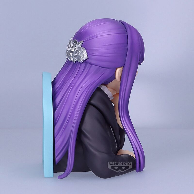 Gros plan sur le visage expressif de la figurine Fern 20cm avec maquillage et traits fidèles