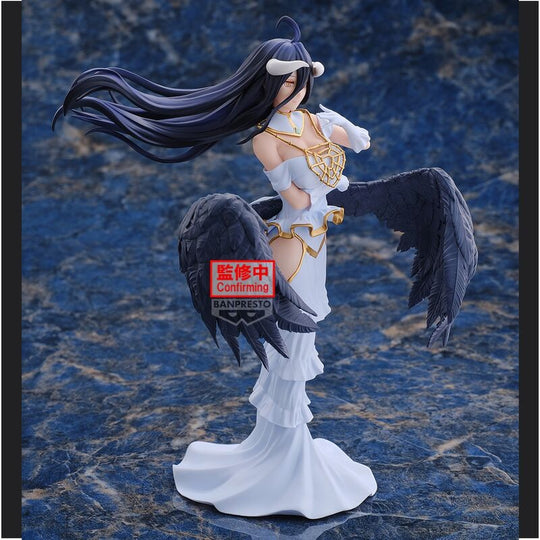 Vue arrière de la figurine Albedo Overlord mettant en avant sa posture et sa robe élégante