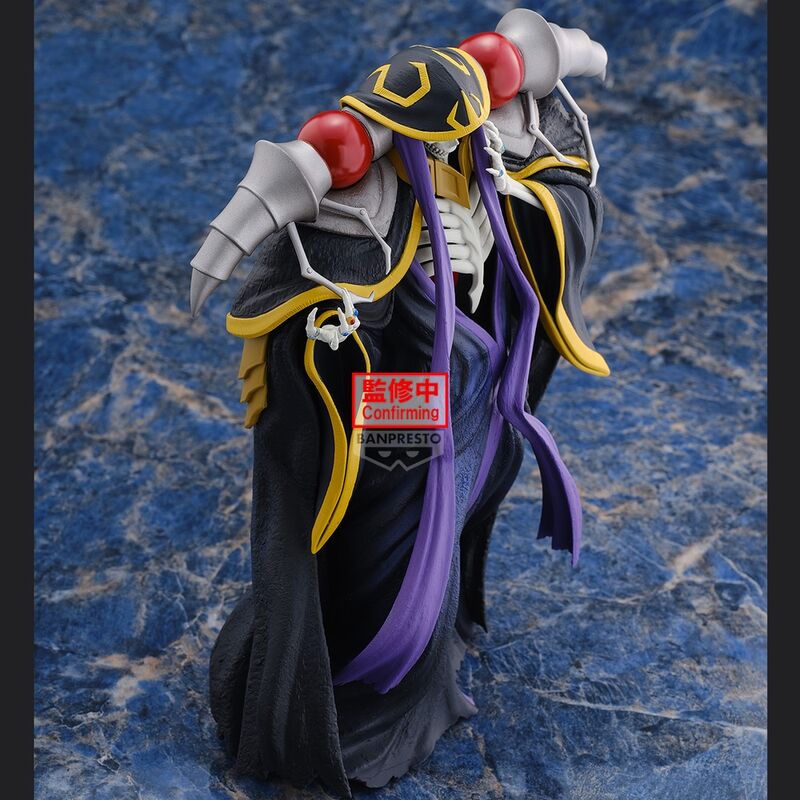 Vue arrière de la figurine Overlord Ainz Ooal Gown mettant en valeur les textures et finitions