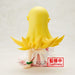 Zoom sur le visage expressif de la figurine Shinobu Oshino avec maquillage fidèle