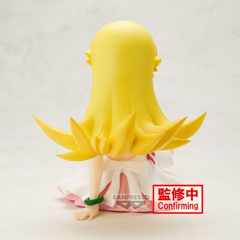 Zoom sur le visage expressif de la figurine Shinobu Oshino avec maquillage fidèle