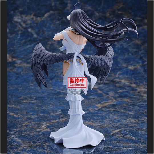 Zoom sur le visage expressif et les accessoires de la figurine Albedo Overlord 22 cm