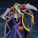 Gros plan sur le visage expressif et les yeux lumineux de la figurine Ainz Ooal Gown