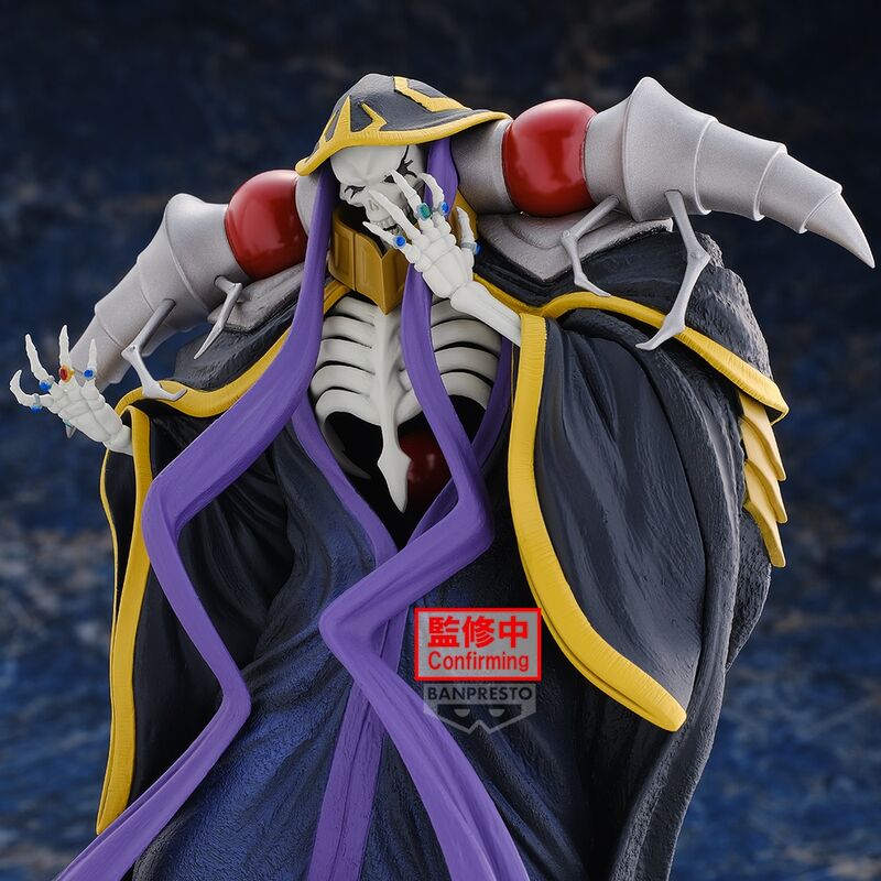 Gros plan sur le visage expressif et les yeux lumineux de la figurine Ainz Ooal Gown