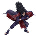 Vue rapprochée sur le visage intense et les yeux rouges de la figurine Madara Uchiha Naruto Shippuden