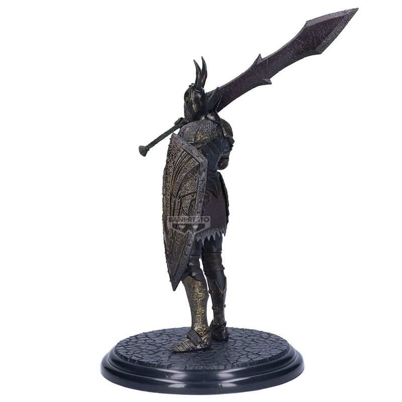 Zoom sur l'épée massive tenue par la figurine Black Knight Dark Souls