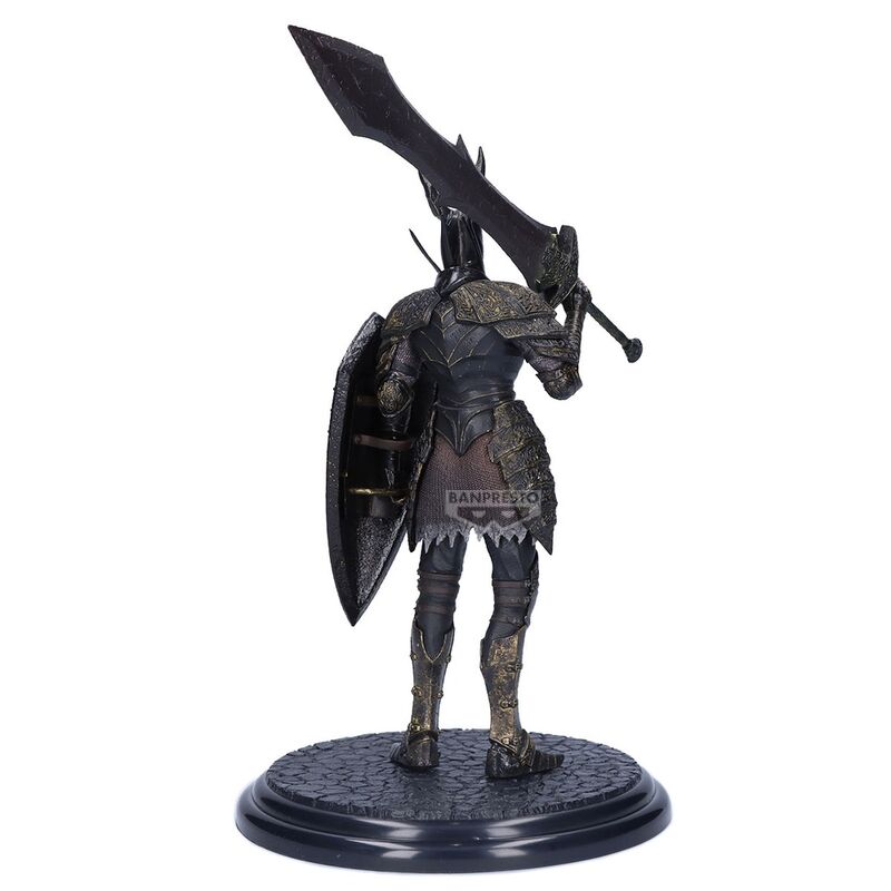 Image rapprochée du casque Black Knight avec ses détails métalliques réalistes