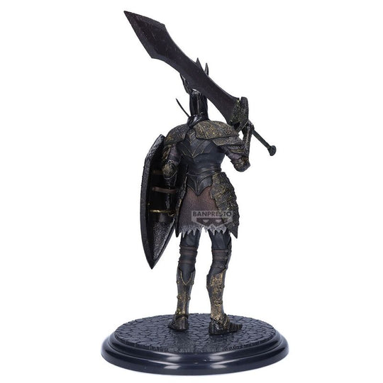 Image rapprochée du casque Black Knight avec ses détails métalliques réalistes