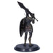 Image rapprochée du casque Black Knight avec ses détails métalliques réalistes