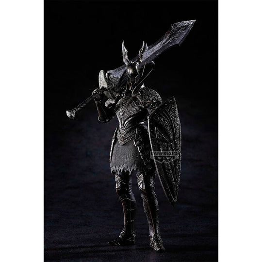 Figurine Black Knight posée sur socle avec éclairage mettant en valeur les détails