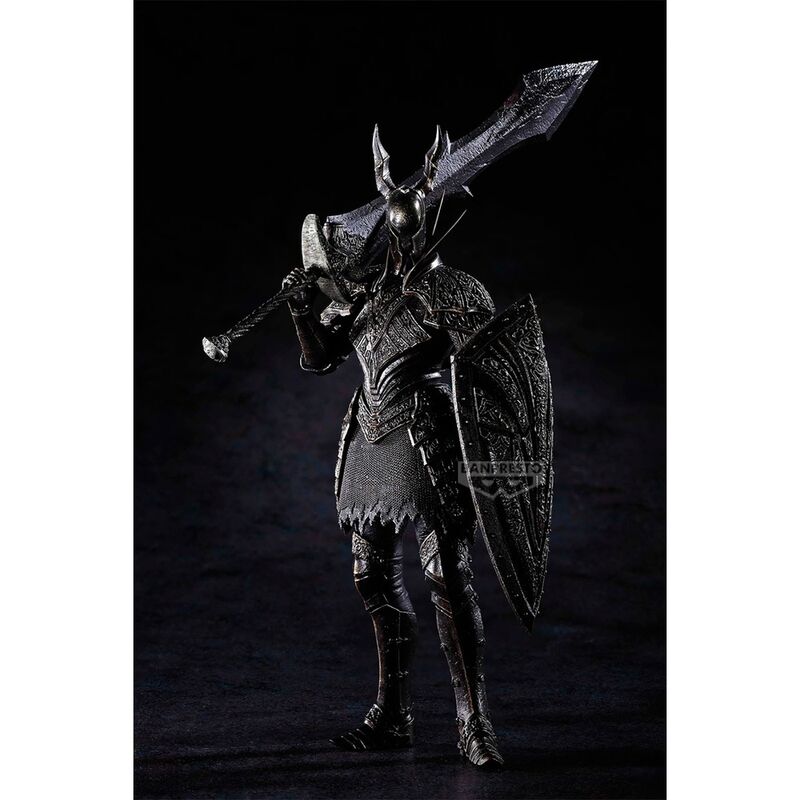 Figurine Black Knight posée sur socle avec éclairage mettant en valeur les détails