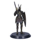 Vue d'angle montrant la posture de combat dynamique de la figurine Black Knight