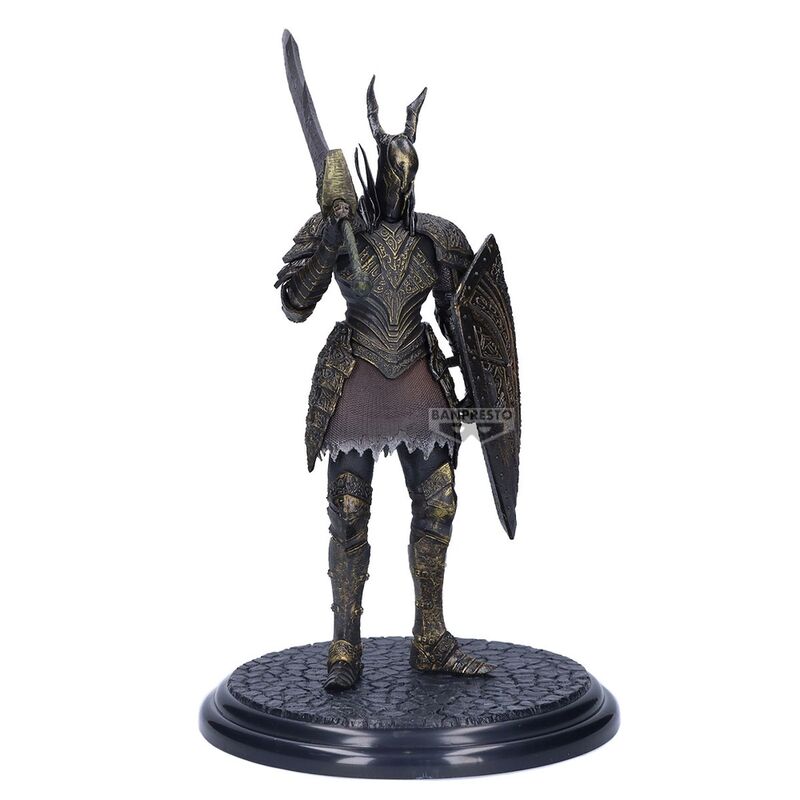 Vue d'angle montrant la posture de combat dynamique de la figurine Black Knight
