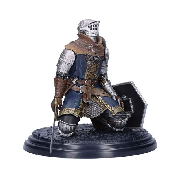 Profil gauche de la figurine Oscar Knight of Astora Dark Souls sculptée par BANPRESTO