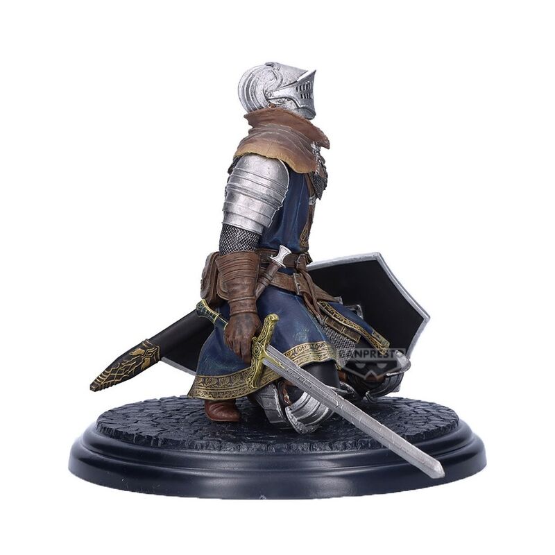 Ensemble complet de la figurine Dark Souls Oscar Knight of Astora avec accessoires visibles