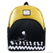 Vue de face du sac à dos Loungefly Peanuts 75e Anniversaire avec Snoopy et la bande volant un cerf-volant, en cuir vegan noir.