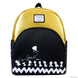 Vue de face du sac à dos Loungefly Peanuts 75e Anniversaire avec Snoopy et la bande volant un cerf-volant, en cuir vegan noir.