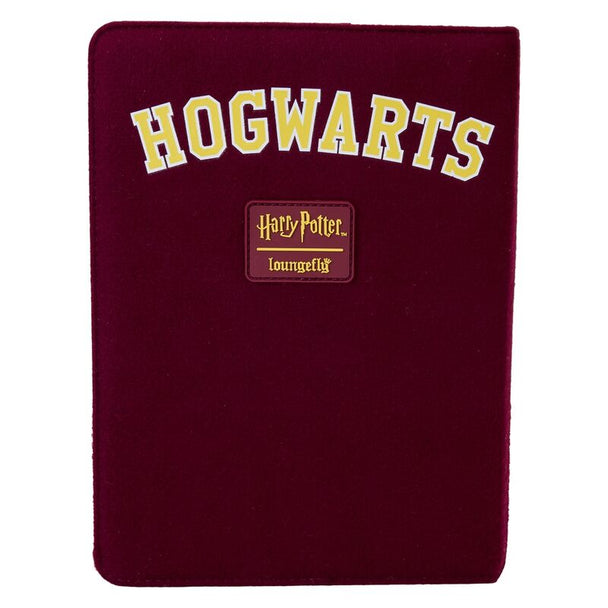 Vue détaillée du carnet Gryffindor Loungefly montrant les patchs en chenille et boutons métalliques