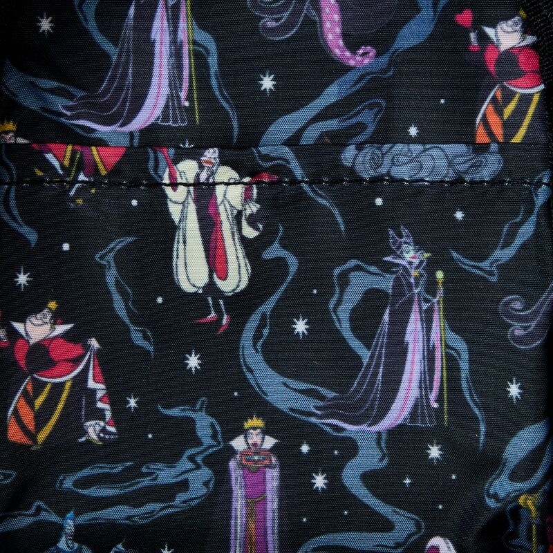 Photo de la trousse Loungefly Disney Villains montrant la texture iridescente et les finitions en cuir vegan