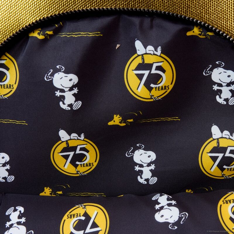 Intérieur du sac à dos avec doublure coordonnée et finitions soignées, alliant style et fonctionnalité.