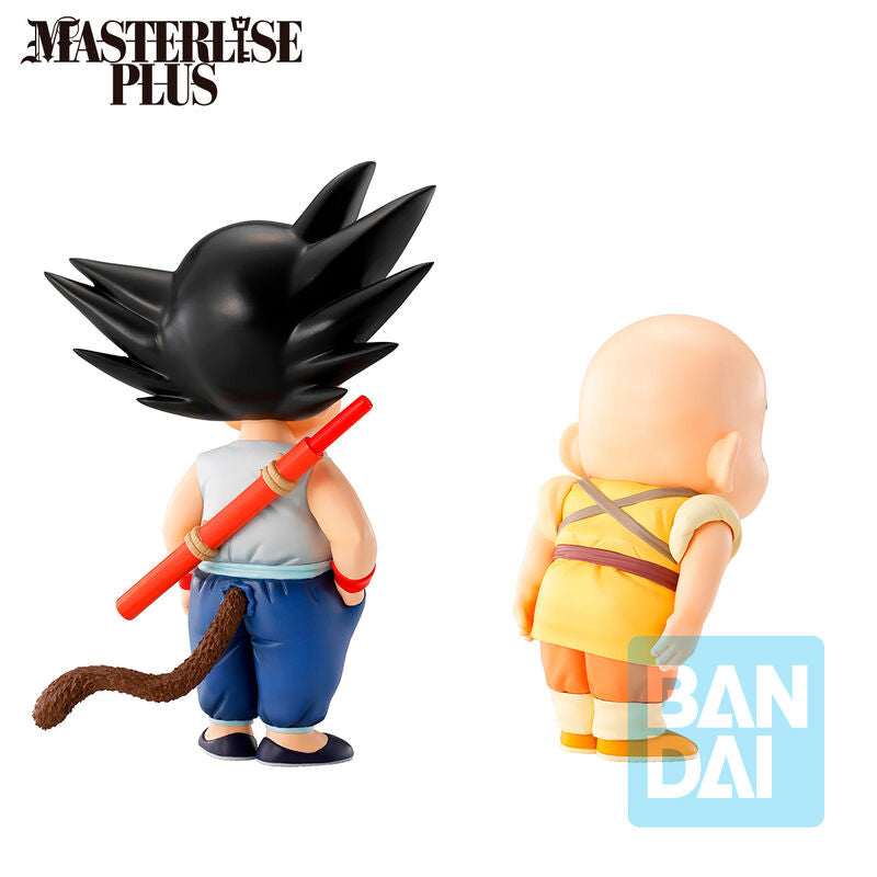 Zoom sur les mains de Son Goku et Krillin en position de combat