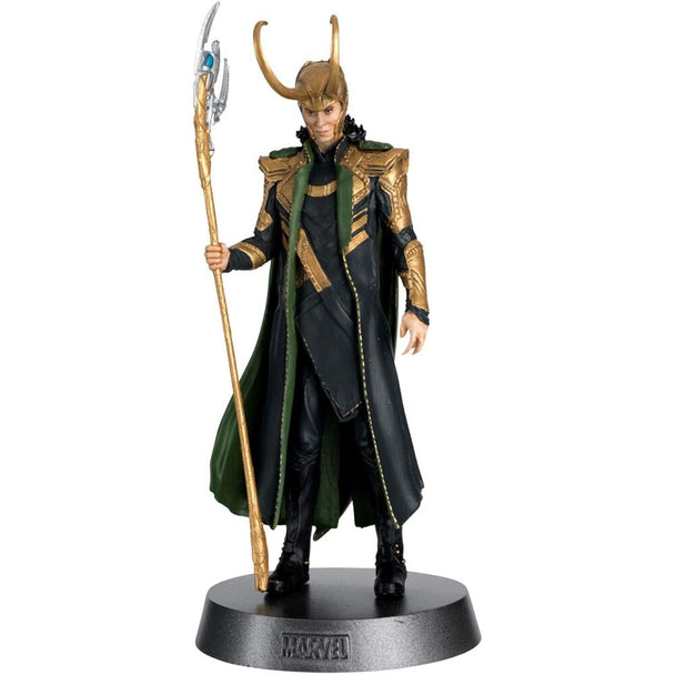 Détail de la figurine Loki Marvel avec ses vêtements et accessoires caractéristiques dans sa boîte métal