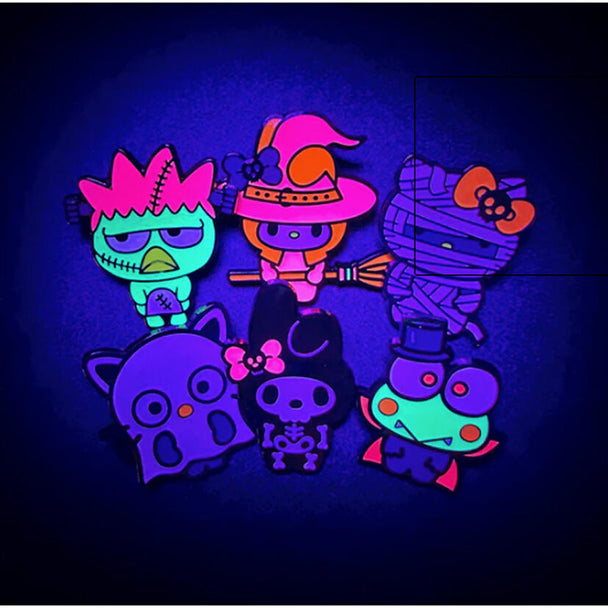 Boîte mystère Loungefly contenant un pin's Hello Kitty Halloween, vue de face et arrière
