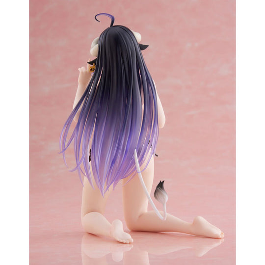 Figurine Albedo Overlord posée sur un bureau, idéale pour décoration ou collection