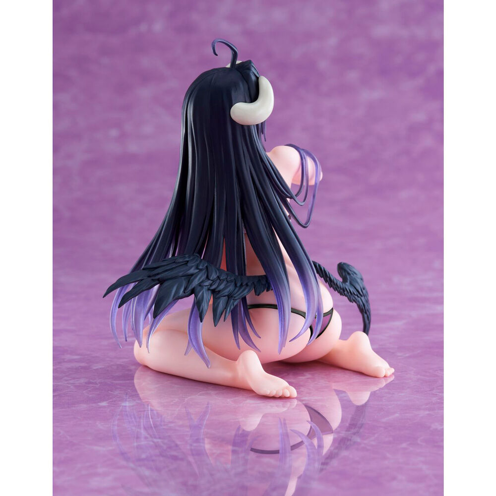 Figurine Albedo Overlord en maillot de bain posée sur un bureau, parfaite pour collection