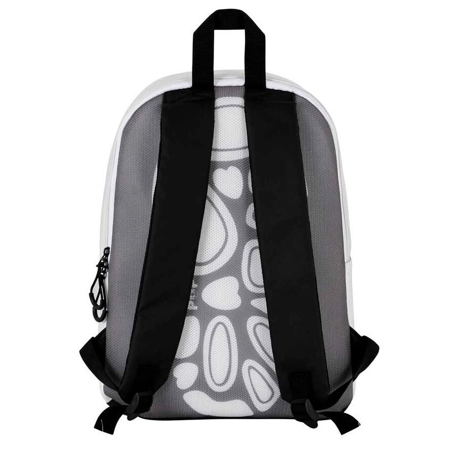 Sac à dos Oh My Pop! Sneakers noir porté en extérieur, illustrant son style et sa praticité