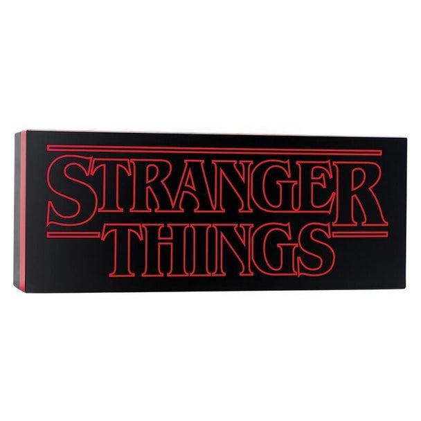 Lampe Stranger Things logo de 30 cm avec éclairage LED et fixation murale, alimentation USB ou piles.