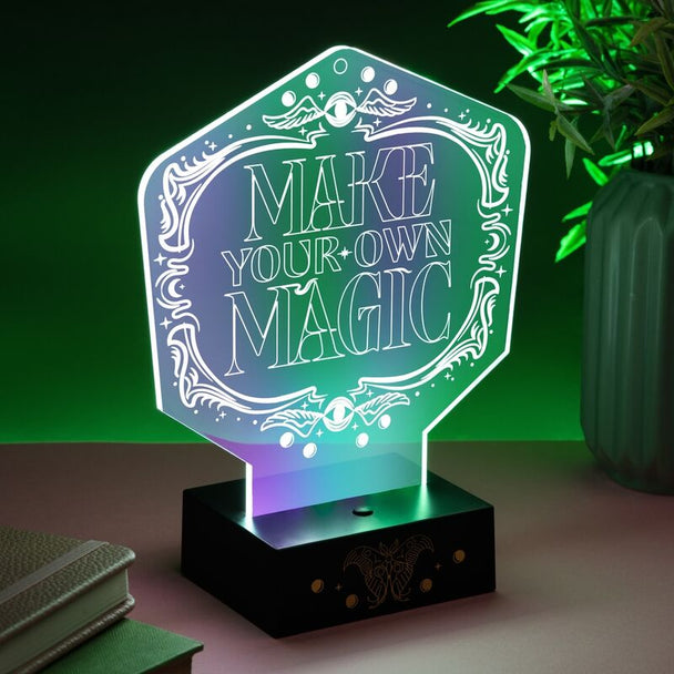 Lampe Elphaba Wicked en acrylique transparente allumée sur une table moderne
