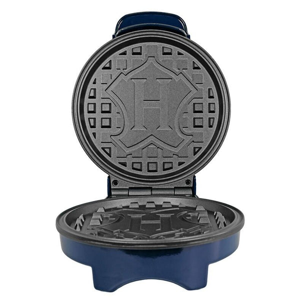 Vue rapprochée du blason de Poudlard imprimé sur une gaufre dorée