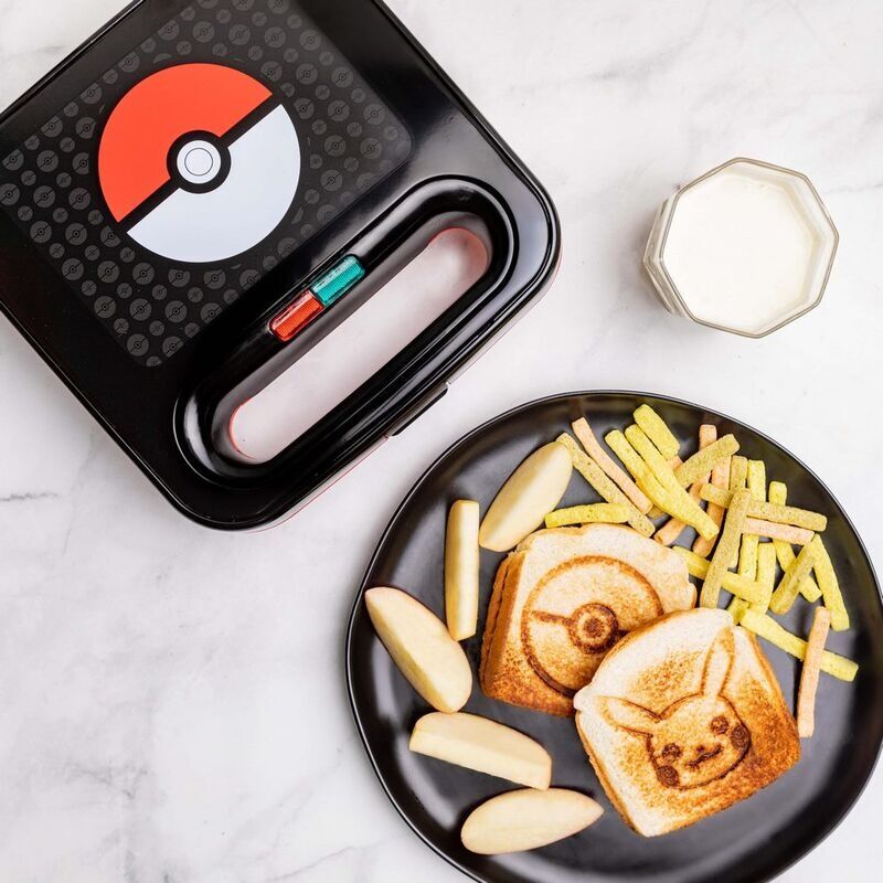 Sandwich grillé avec motif Pokéball imprimé grâce à la presse à panini Pokémon