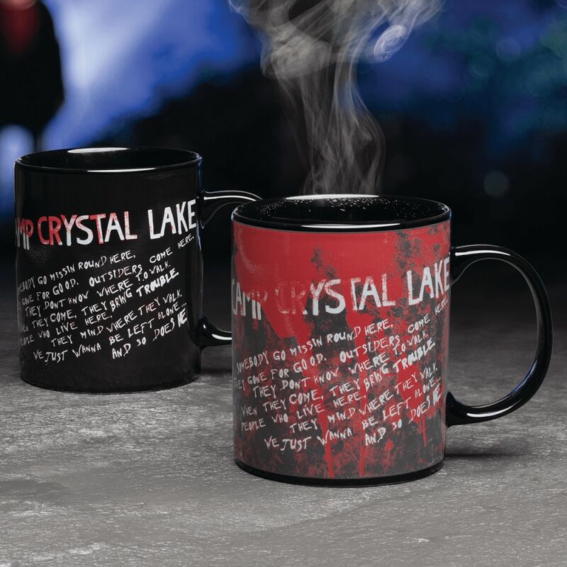 Le mug Jason posé sur une table avec une boisson chaude à l'intérieur