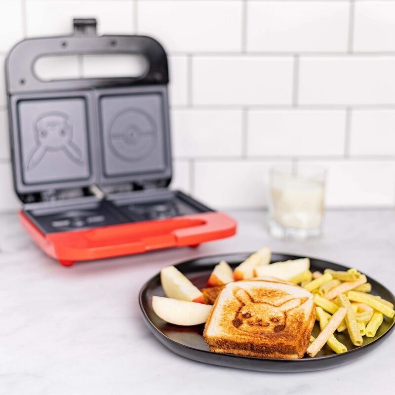 Presse à panini Pokémon posée sur un plan de travail moderne en cuisine