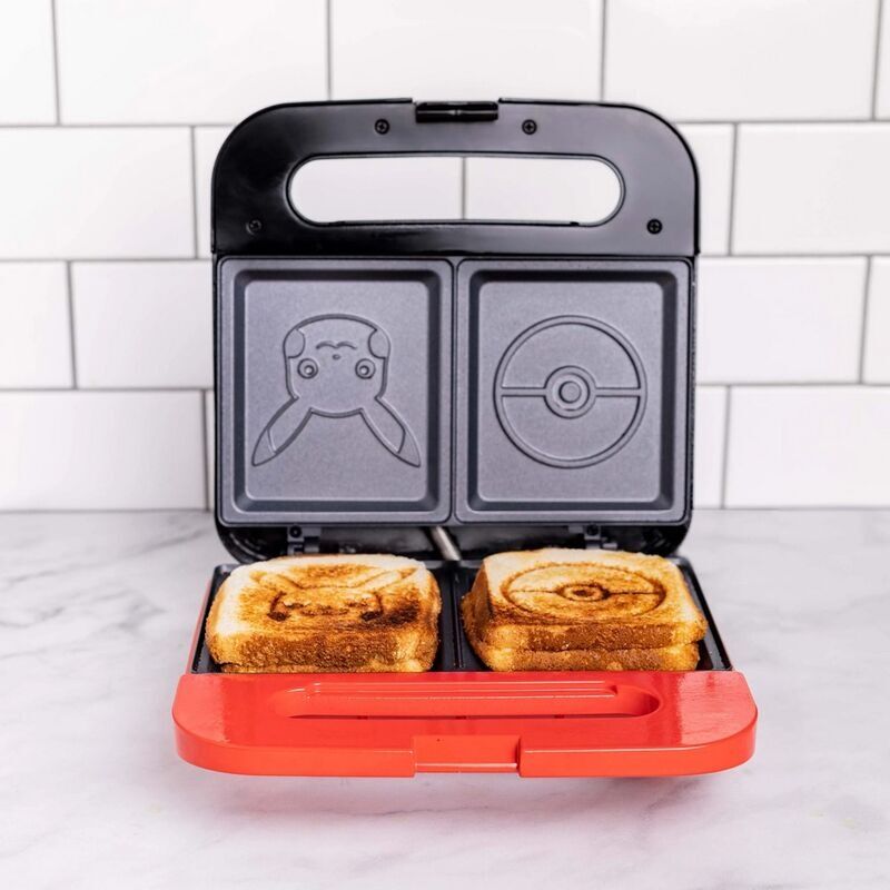 Emballage et logo UNCANNY BRANDS sur la presse à sandwich Pokémon Panini