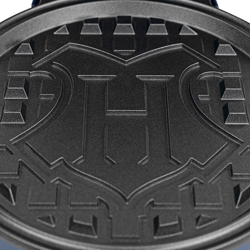 Gaufres fraîchement cuites avec le blason de Poudlard imprimé sur une assiette