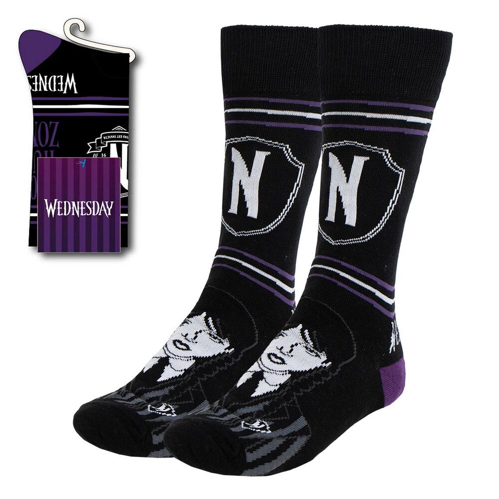 Chaussettes adultes Wednesday CERDÁ en taille unique 36-43, composées de coton, polyamide et élasthanne, présentées sur fond blanc.