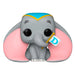 Zoom sur la figurine Funko POP Dumbo avec drapeau, montrant les détails du vinyle et des couleurs vives