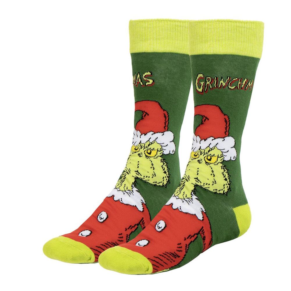 Présentation des chaussettes Grinch portées, illustrant le confort et le style décontracté